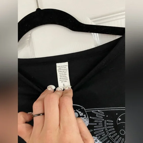 Skeleton Wanderin in the Garden T-shirt - Picture 3 of 3